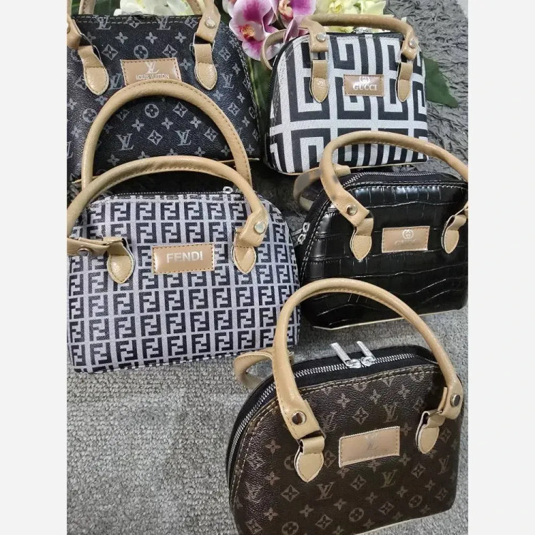 کیف دوشی زنانه مدل شبدر چرمی با بند بلند سایز 15 در 12