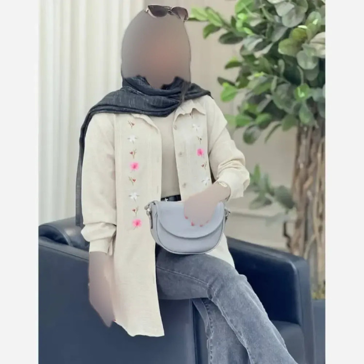 شومیز مانتویی گلدوزی شده طرح شبدر جنس شانتون در دو رنگ کرم و سبز سدری