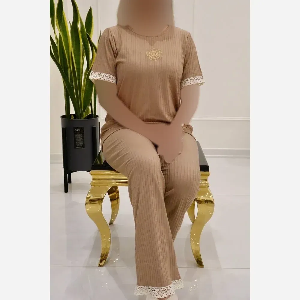 ست تیشرت و شلوار زنانه طرح گیپور گلدوزی رز پنبه آکاردئونی فری سایز