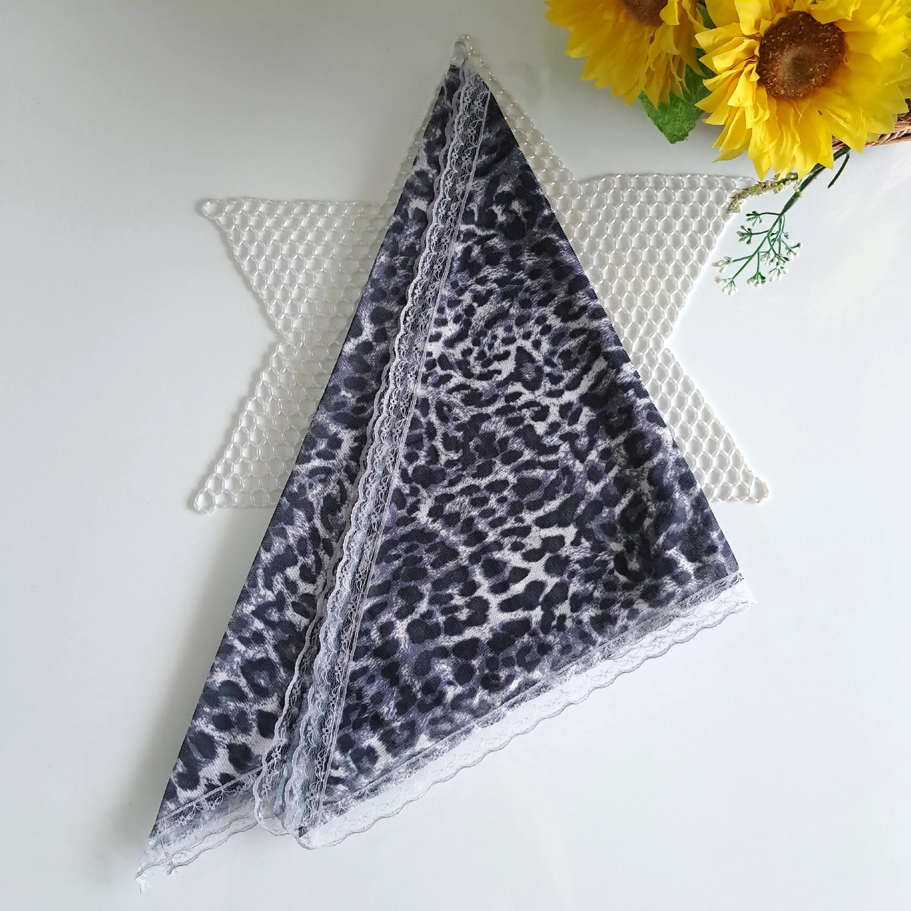 مینی اسکارف پلنگی ابعاد 70 در 70 دور توردوزی شده رنگ طوسی مشکی