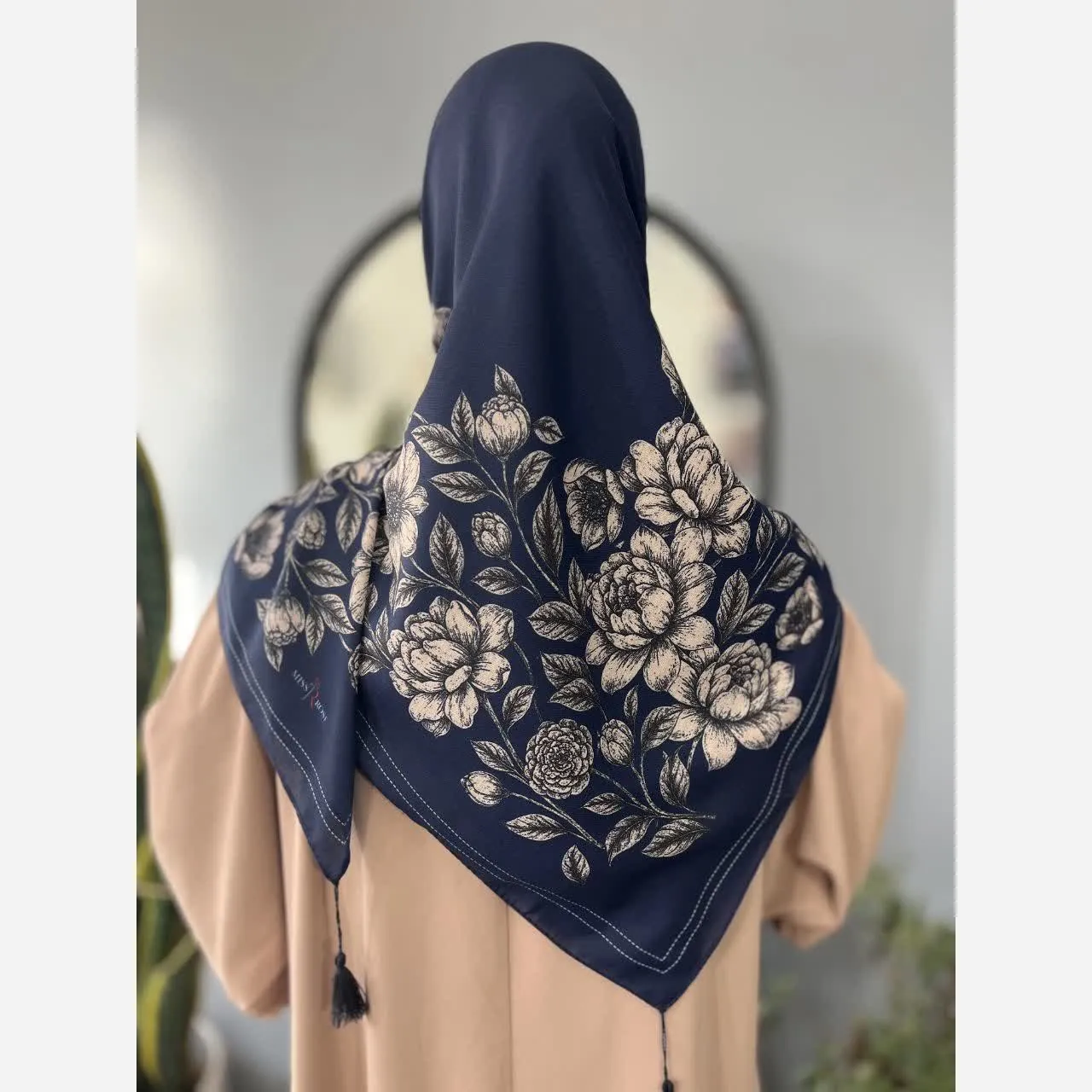روسری سوپرنخ با طرح گل سورمه ای