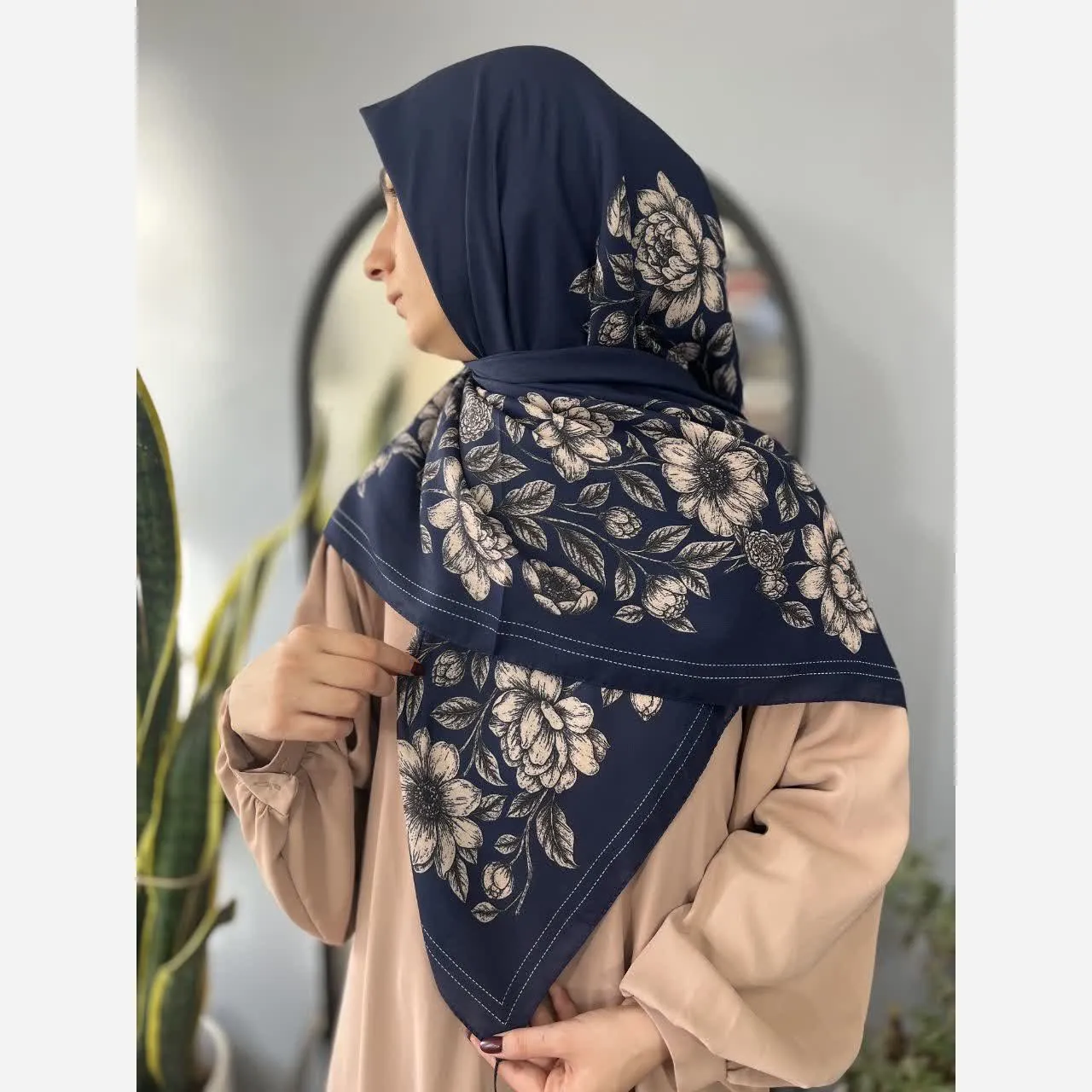 روسری سوپرنخ با طرح گل سورمه ای
