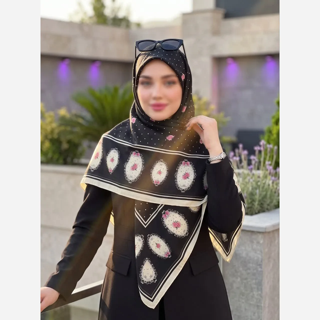 روسری نخی گل سفید با پس زمینه مشکی