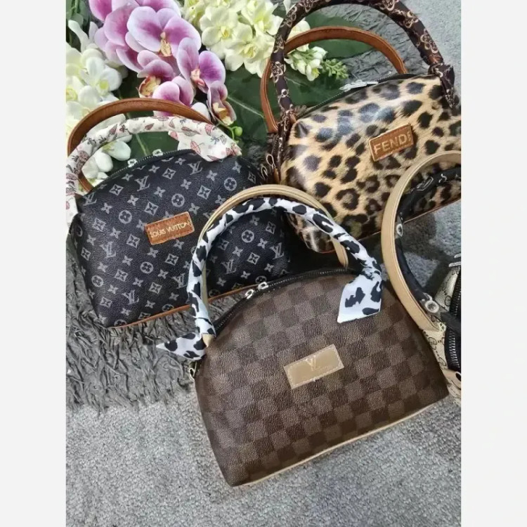 کیف زنانه چرمی مدل مژگان بسیار جادار و با کیفیت بند بلند