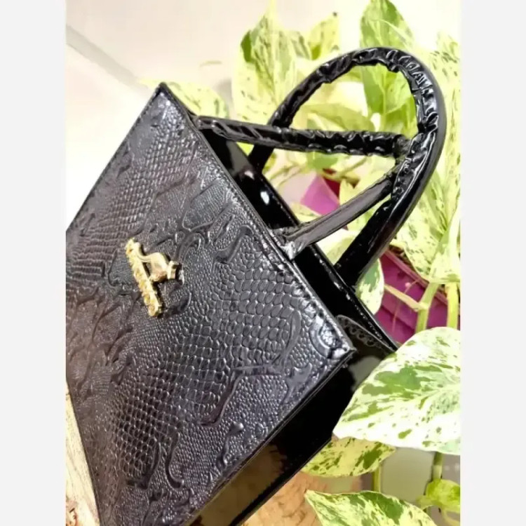کیف مجلسی ورنی زنانه ابعاد 23 در 18 با بند بلند